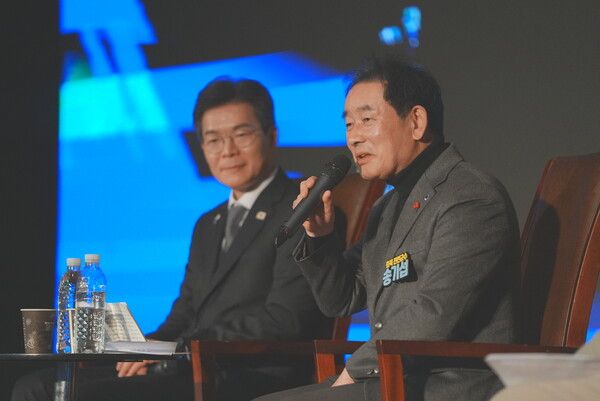 지난 17일 충북 청주시 엔포드호텔에서 열린 '벽을 뚫어 길을 내다' 출판전시회에서 송기섭 충북지사 출마예정자(오른쪽)와 정원오 서울시 성동구청장(왼쪽)이 토크콘서트를 하고 있다. [사진=송기섭 충북지사 출마예정자 준비위원회]