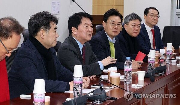 국민의힘 초재선모임인 '대안과미래' 소속 의원들이 20일 서울 국회 의원회관에서 모임을 갖고 얘기를 나누고 있다. [사진=연합뉴스]