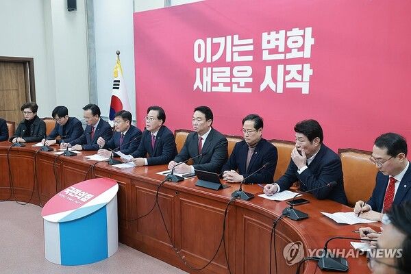 국민의힘&nbsp;송언석&nbsp;원내대표가 20일 국회에서 열린 원내대책회의에 참석해 발언하고 있다. 송 원내대표 오른쪽 정희용 사무총장 [사진=연합뉴스]