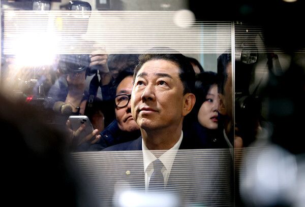 각종 의혹으로 당 윤리심판원으로부터 제명 결정 처분을 받은 더불어민주당&nbsp;김병기&nbsp;의원이 19일 국회 소통관에서 기자회견을 열고 