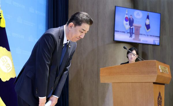 더불어민주당&nbsp;김병기&nbsp;의원이 19일 국회 소통관에서 당 윤리심판원의 제명 결정과 관련한 입장을 밝힌 뒤 고개 숙여 사과하고 있다.&nbsp;김 의원은 각종 의혹으로 제명 결정을 받은 데 대해 