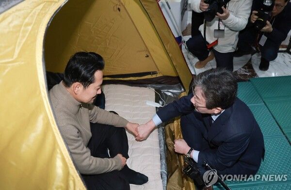 더불어민주당에 통일교·공천헌금 '쌍특검' 수용을 요구하며 엿새째 단식 농성 중인 국민의힘&nbsp;장동혁&nbsp;대표가 20일 국회 로텐더홀 단식 농성장을 찾은 유승민 전 의원과 대화하고 있다. [사진=연합뉴스]