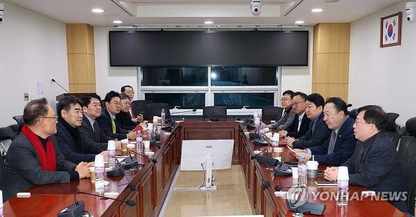 국민의힘 초재선모임인 '대안과미래' 소속 의원들이 20일 서울 국회 의원회관에서 모임을 갖고 얘기를 나누고 있다. [사진=연합뉴스]