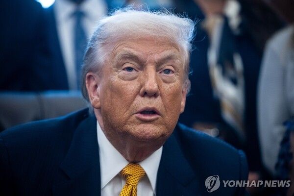 트럼프 대통령이 14일(현지시간) 백악관에서 행정조치 및 법안에 서명한 뒤 기자들의 질문을 듣고 있다 [사진=EPA=연합뉴스]