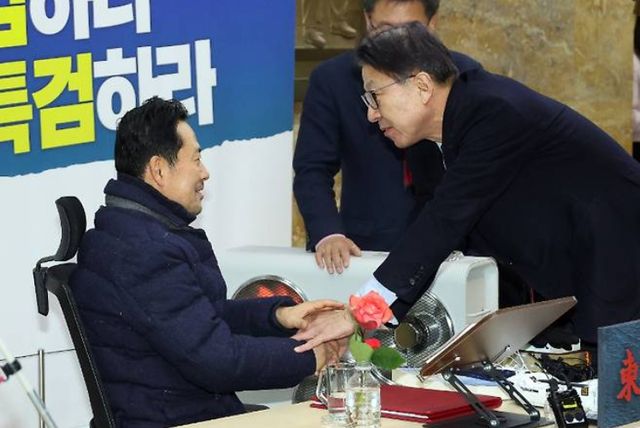 더불어민주당에 통일교·공천헌금 '쌍특검' 수용을 요구하며 닷새째 단식 농성 중인 국민의힘 장동혁 대표가 19일 국회 로텐더홀 단식 농성장을 찾은&nbsp;박형준&nbsp;부산시장과 얘기를 나누고 있다. [사진=연합뉴스]