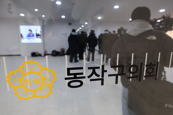 경찰이 더불어민주당&nbsp;김병기&nbsp;의원 부인의 업무추진비 유용 의혹과 관련해 동작구의회 등을 압수수색한 19일 서울 동작구의회의 모습. [사진=연합뉴스]