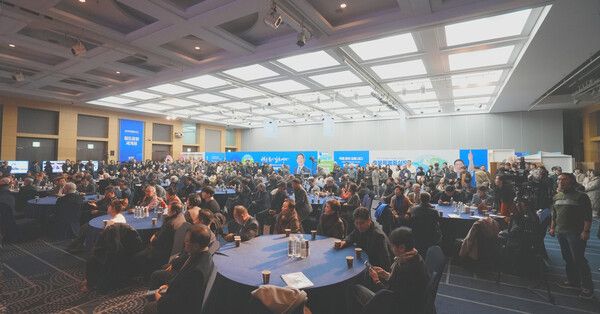 지난 17일 충북 청주시 엔포드호텔에서 열린 '벽을 뚫어 길을 내다' 출판전시회에 모인 인파들. [사진=송기섭 충북지사 출마예정자 준비위원회]