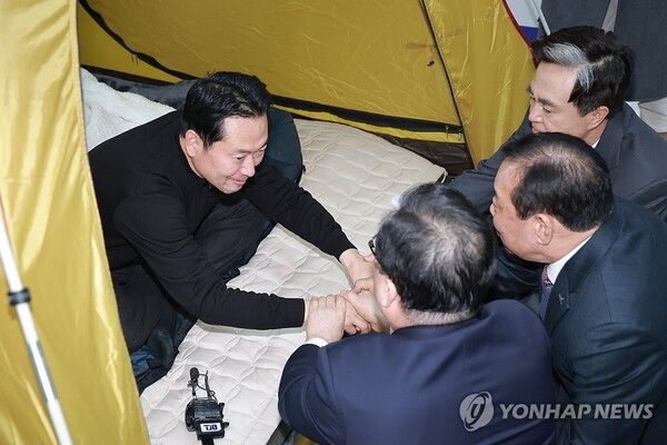 더불어민주당에 통일교·공천헌금 '쌍특검' 수용을 요구하며 닷새째 단식 농성 중인 국민의힘 장동혁 대표가 19일 국회 로텐더홀 단식 농성장을 찾은 이장우 대전시장, 최민호 세종시장,&nbsp;김태흠&nbsp;충남지사와 인사하고 있다. [사진=연합뉴스]