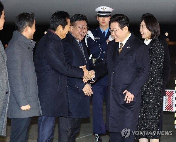 일본 방문 일정을 마치고 귀국한 이재명 대통령이 14일 성남 서울공항에서 더불어민주당 정청래 대표와 인사하고 있다. 정 대표 왼쪽은 한병도 원내대표. [사진=연합뉴스]