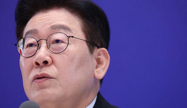 이재명&nbsp;대통령이 21일 청와대 영빈관에서 열린 신년기자회견에서 취재진 질문에 답하고 있다. [사진=연합뉴스]