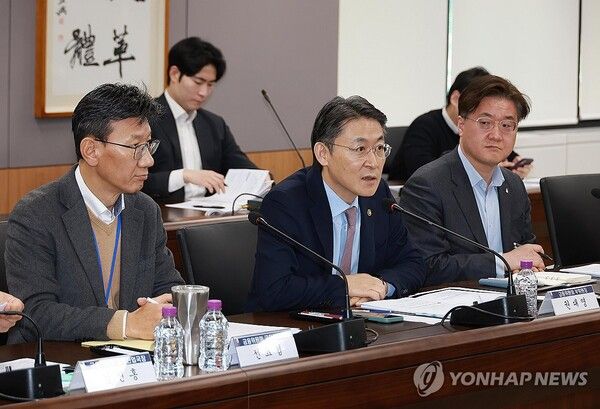 권대영&nbsp;금융위원회 부위원장이 21일 서울 종로구 정부서울청사에서 열린 금융업권 생산적 금융협의체에서 발언하고 있다. 사진=연합뉴스