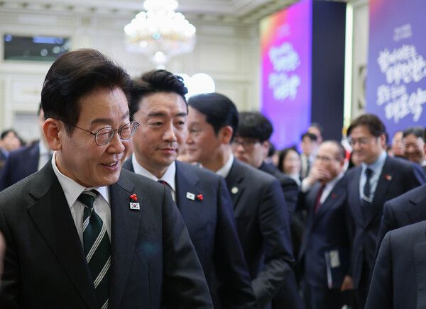 이재명&nbsp;대통령이 21일 청와대 영빈관에서 열린 신년기자회견을 마친 뒤 행사장을 나서고 있다. [사진=연합뉴스]