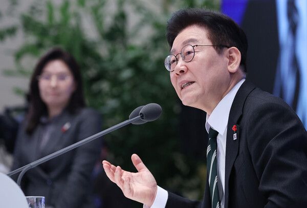 이재명&nbsp;대통령이 21일 청와대 영빈관에서 열린 신년기자회견에서 발언하고 있다. [사진=연합뉴스]