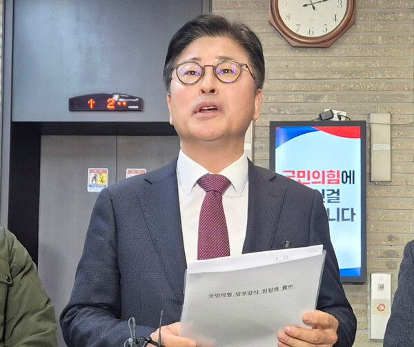 국민의힘&nbsp;김종혁&nbsp;전 최고위원이 19일 서울 여의도 국민의힘 중앙당사에서 열린 윤리위원회에 출석한 뒤 취재진과 인터뷰하고 있다. [사진=연합뉴스]