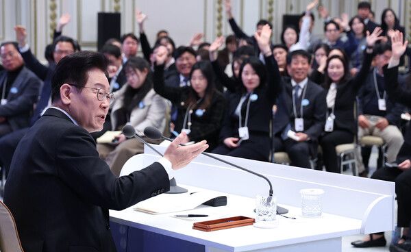 이재명&nbsp;대통령이 21일 청와대 영빈관에서 열린 신년기자회견에서 취재진 질문을 받고 있다. [사진=연합뉴스]