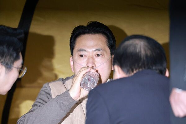 &nbsp;통일교·공천헌금 '쌍특검' 수용을 요구하며 이레째 단식 중인 국민의힘&nbsp;장동혁&nbsp;대표가 21일 서울 여의도 국회 로텐더홀 단식 농성장에 마련된 텐트에서 목을 축이고 있다. [사진=연합뉴스]