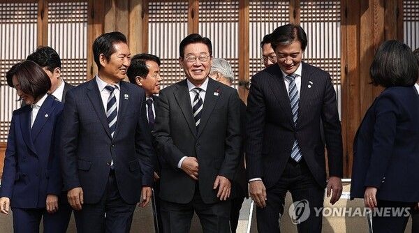 이재명 대통령이 16일 청와대 상춘재에서 열린 정당 지도부 초청 오찬에서 정청래 민주당 대표와 조국 조국혁신당 대표와 함께 하고 있다 [사진=연합뉴스]