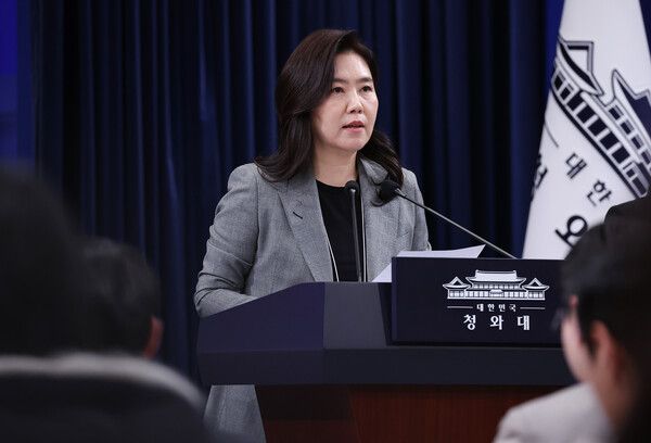 강유정&nbsp;대변인이 22일 청와대 춘추관에서 캄보디아 스캠 조직 피의자 송환 관련 브리핑을 하고 있다. [사진=연합뉴스]