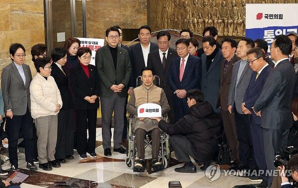 통일교·공천헌금 '쌍특검' 수용을 요구하며 여드레째 단식을 이어가던 국민의힘&nbsp;장동혁&nbsp;대표가 22일 건강 악화로 국회에서 병원으로 이송되기에 앞서 발언하고 있다. [사진=연합뉴스]