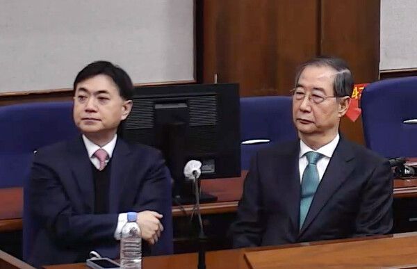 내란 중요임무 종사 혐의를 받는&nbsp;한덕수&nbsp;전 국무총리(왼쪽)가 21일 서울중앙지법에서 열린 1심 선고 공판에 출석해 있다. [사진=서울중앙지법 제공. 재판매 및 DB 금지]