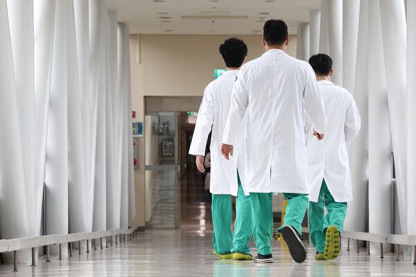 의대 정원에 반발해 병원을 떠났던 사직&nbsp;전공의&nbsp;상당수가 지난해 9월부터 업무 현장에 복귀했다. 서울 시내 한 대형병원에서 의료진이 이동하고 있는 모습. [사진=연합뉴스]