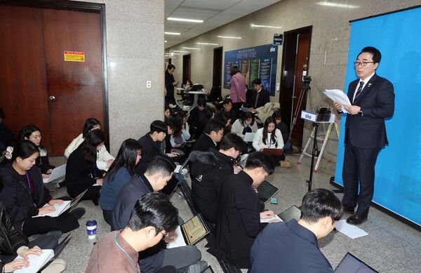 더불어민주당 박수현 수석 대변인이 19일 국회에서 당무위원회 결과에 관해 설명하고 있다. [사진=연합뉴스]