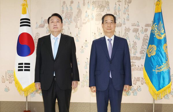 2022년 5월 윤석열 대통령이 서울 용산 대통령실 청사에서&nbsp;한덕수&nbsp;국무총리에게&nbsp;임명장을 수여한뒤 기념촬영을 하고 있다. [사진=연합뉴스]