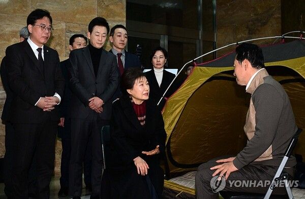 박근혜&nbsp;전 대통령이 22일 국회 로텐더홀 단식 농성장에서 통일교·공천헌금 '쌍특검' 수용을 요구하며 여드레째 단식 중인 국민의힘 장동혁 대표를 방문해 대화하고 있다. [사진=연합뉴스]