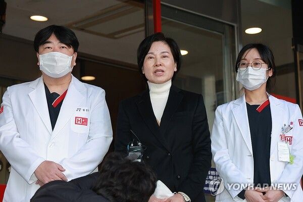 국민의힘&nbsp;서명옥&nbsp;의원이 22일 여드래째 단식을 이어가던 장동혁 대표가 이송된 서울 관악구의 한 병원에서 장 대표 건강 상태 등을 브리핑하고 있다. [사진=연합뉴스]