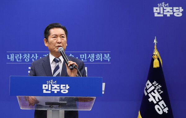 더불어민주당 정청래 대표가 22일 국회에서 조국혁신당과의 합당을 제안하는 기자회견을 하고 있다. [사진=연합뉴스]