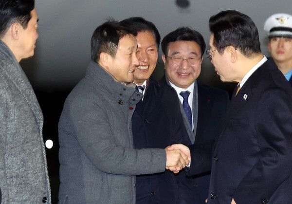 일본 일정을 마치고 귀국한&nbsp;이재명&nbsp;대통령이 14일 성남 서울공항에서 더불어민주당&nbsp;한병도&nbsp;원내대표와 인사하고 있다. [사진=연합뉴스]