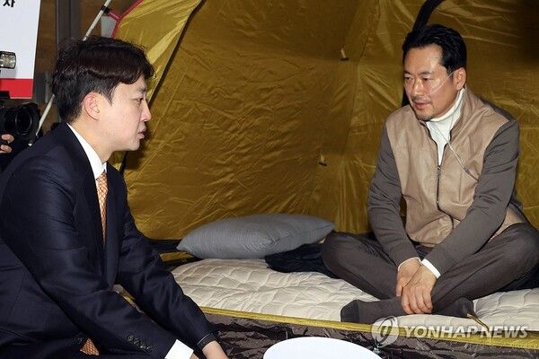 통일교·공천헌금 '쌍특검' 수용을 요구하며 단식 7일 차를 맞은 국민의힘 장동혁 대표가 21일 국회 로텐더홀 단식 농성장을 찾은 개혁신당&nbsp;이준석&nbsp;대표와 대화하고 있다. [사진=연합뉴스]