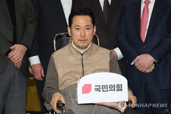 &nbsp;22일 통일교·공천헌금 '쌍특검' 수용을 요구하며 여드레째 단식을 이어가던 국민의힘&nbsp;장동혁&nbsp;대표가 건강 악화로 국회를 나서며 병원으로 이송되고 있다. [사진=연합뉴스]