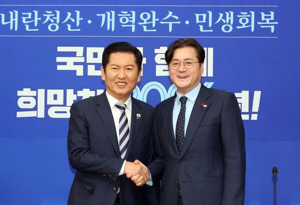 더불어민주당 정청래 대표가 21일 국회에서 취임 인사차 방문한&nbsp;홍익표&nbsp;청와대 정무수석을 만나 악수하고 있다. [사진=연합뉴스]