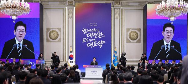 이재명&nbsp;대통령이 21일 청와대 영빈관에서 열린 신년기자회견에서 취재진의 질문을 받고 있다. 사진=연합뉴스