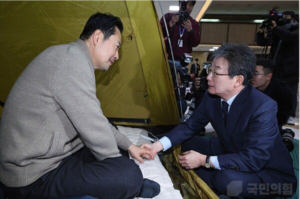 통일교·공천헌금 '쌍특검' 수용을 요구하며 6일재 단식 농성 중인 국민의힘 장동혁 대표가 20일 국회 로텐더홀 단식 농성장을 찾은&nbsp;유승민&nbsp;전 의원과 대화하고 있다. [사진=국민의힘 제공]