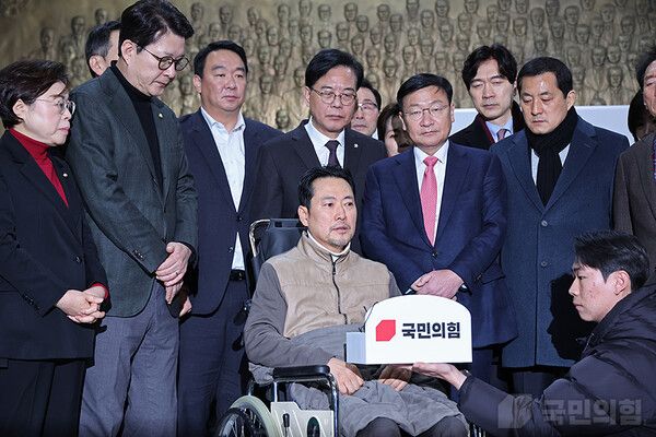 통일교·공천헌금 '쌍특검' 수용을 요구하며 8일째 단식을 이어가던 국민의힘&nbsp;장동혁&nbsp;대표가 22일 건강 악화로 국회에서 병원으로 이송되기에 앞서 발언하고 있다. [사진=국민의힘 제공]