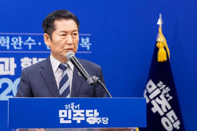 더불어민주당 정청래 대표가 22일 오전 민주당과 조국혁신당의 합당 제안을 전격 발표했다. 청와대와도, 당지도부도 충분한 논의와 숙의를 거치지 않은채, 일방적인 '합당 발표'에 민주당은 둘로 쪼개지고 있다. [사진=더불어민주당 제공]