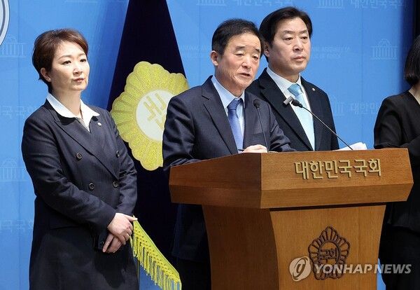 친명계로 분류되는 더불어민주당 이언주·황명선·강득구 최고위원이 23일 국회 소통관에서 정청래 대표의 조국혁신당 합당 제안과 관련해 입장을 밝히고 있다 [사진=연합뉴스]