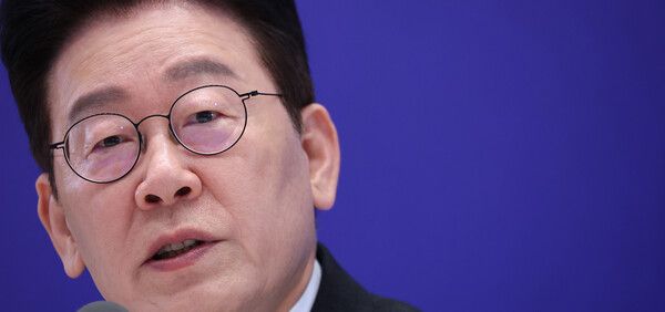 이재명 대통령이 21일 청와대 영빈관에서 열린&nbsp;신년기자회견에서 취재진 질문에 답하고 있다. [사진=연합뉴스]