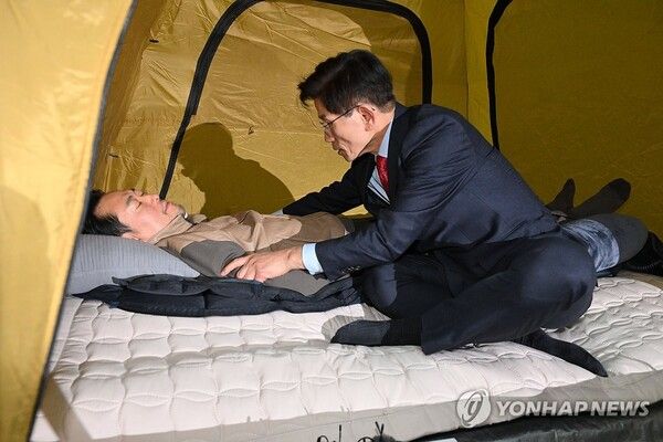 통일교·공천헌금 '쌍특검' 수용을 요구하며 이레째 단식 중인 국민의힘 장동혁 대표가 21일 국회 로텐더홀 단식 농성장을 찾은&nbsp;김문수&nbsp;전 고용노동부 장관과 대화하고 있다. [사진=연합뉴스]