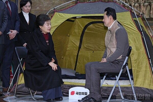 민주당에 공천뇌물과 통일교 '쌍특검' 수용을 요구하며 국회 로텐더홀에서 단식 농성에 들어간지 8일째되는 22일 단식장을 방문한 박근혜 전 대통령이 '단식중단'을 권유하자, 장 대표는 이날 단식투쟁을 끝내고 병원으로 이송됐다. [사진=국민의힘 제공]