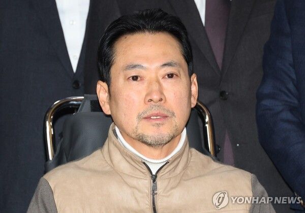 &nbsp;22일 통일교·공천헌금 '쌍특검' 수용을 요구하며 여드레째 단식을 이어가던 국민의힘&nbsp;장동혁&nbsp;대표가 건강 악화로 국회를 나서며 병원으로 이송되고 있다. [사진=연합뉴스]