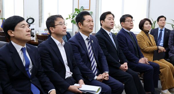 더불어민주당 정청래 대표와 한병도 원내대표를 비롯한 당 지도부들이 21일 국회에서 이재명 대통령 신년 기자회견을 텔레비전을 통해 시청하고 있다. [사진=연합뉴스]