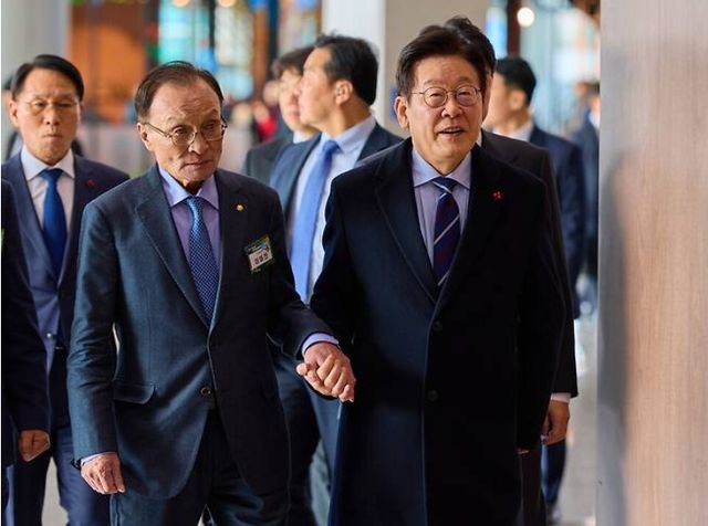 이재명 대통령과 이해찬 민주평화통일자문회의 수석부의장이 지난해 12월2일 경기 고양시 킨텍스에서 열린 제22기 민주평화통일자문회의 출범식에서 손잡고 이동하고 있다. [사진=청와대사진기자단]