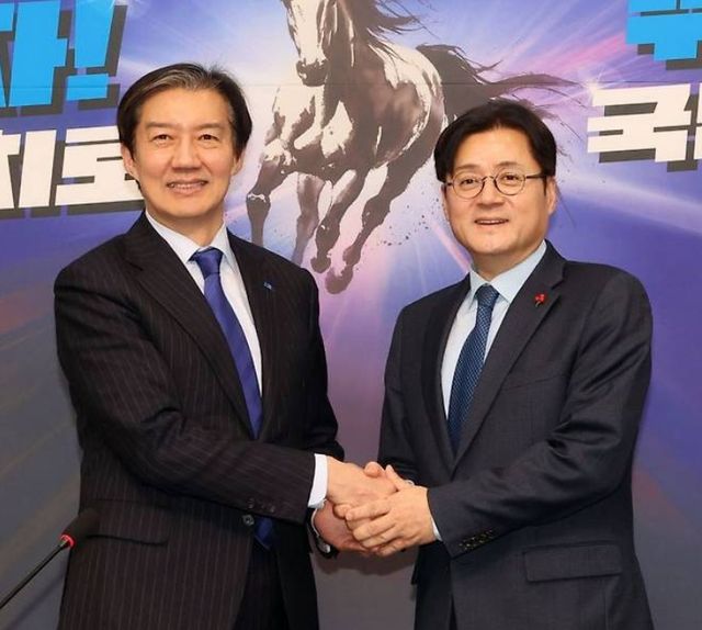 조국혁신당 조국 대표가 26일 국회에서 홍익표 청와대 정무수석을 만나 반갑게 악수하고 있다. 2026.1.26 [사진=연합뉴스]