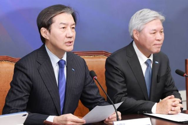 26일 국회에서 열린 조국혁신당 최고위원회의에서 조국 대표와 서왕진 원내대표가 민주당의 흡수통합에 대해 '유감'이라고 불만을 표했다. [사진=연합뉴스]