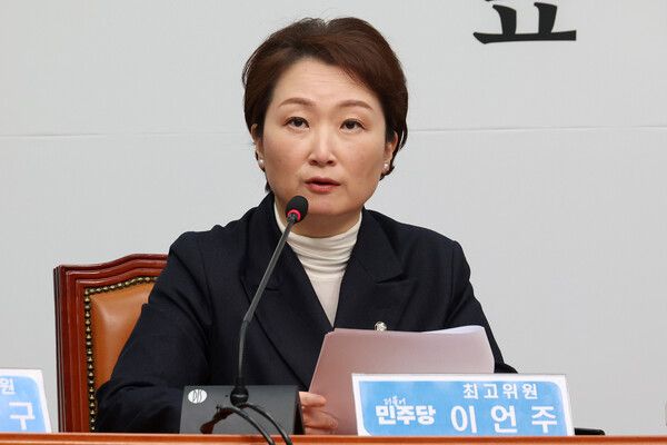 이언주 더불어민주당 최고위원은 26일 라디오 인터뷰에서 민주당과 조국혁신당 간 합당을 제안하며 청와대와도 공감이 있었다는 취지로 말한 정청래 민주당 대표를 향해 