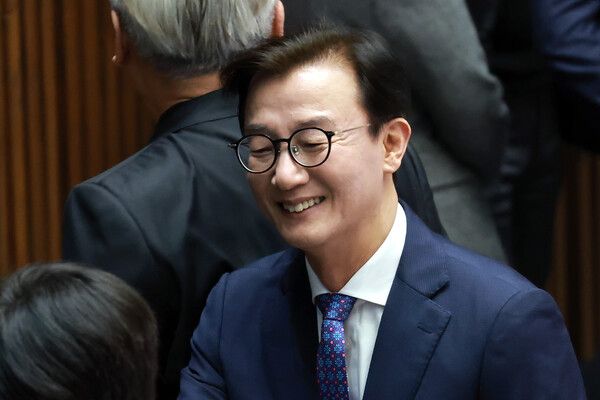 &nbsp;더불어민주당&nbsp;전재수&nbsp;의원이 16일 국회에서 열린 2026년 1월 임시국회 본회의에서 전날 상정된 2차 종합특검법안에 대한 무제한 토론 종결 투표를 위해 줄을 서고 있다. [사진=연합뉴스]