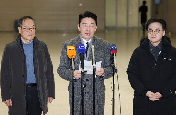 강훈식&nbsp;대통령비서실장이 26일 인천국제공항을 통해 캐나다로 출국하기 전 취재진 앞에서 발언을 하고 있다. 왼쪽은 이용철 방위사업청장, 오른쪽은 김정관 산업부 장관. [사진=연합뉴스]